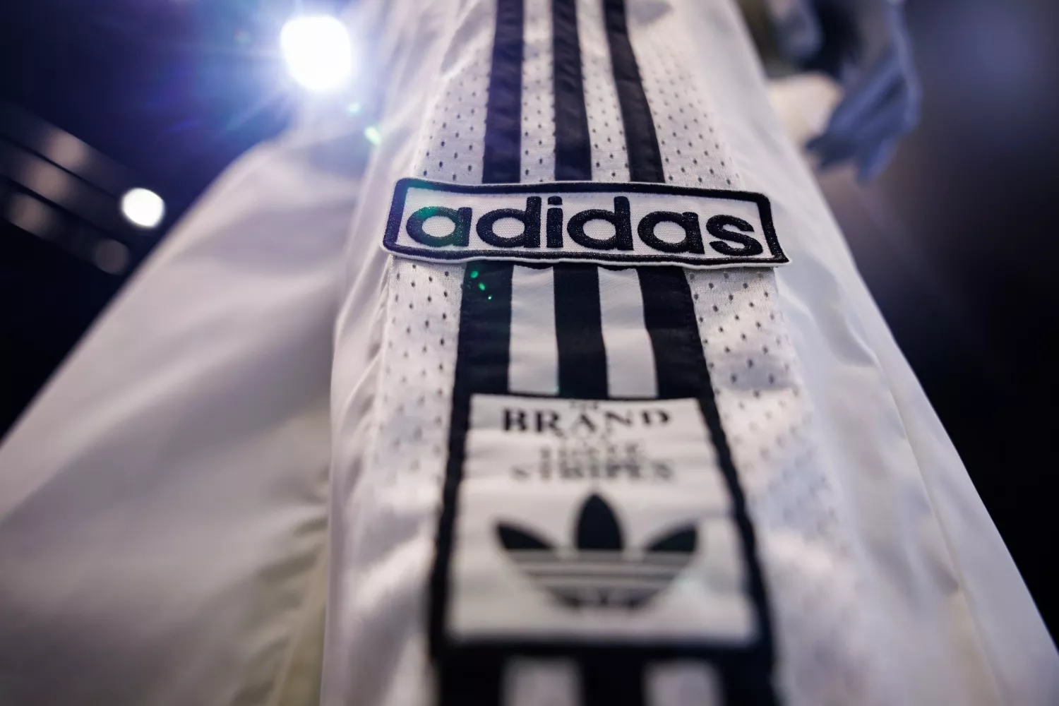 El logotipo y las letras del fabricante de artículos deportivos adidas AG / Daniel Karmann - EP El logotipo y las letras del fabricante de artículos deportivos adidas AG / Daniel Karmann - EP