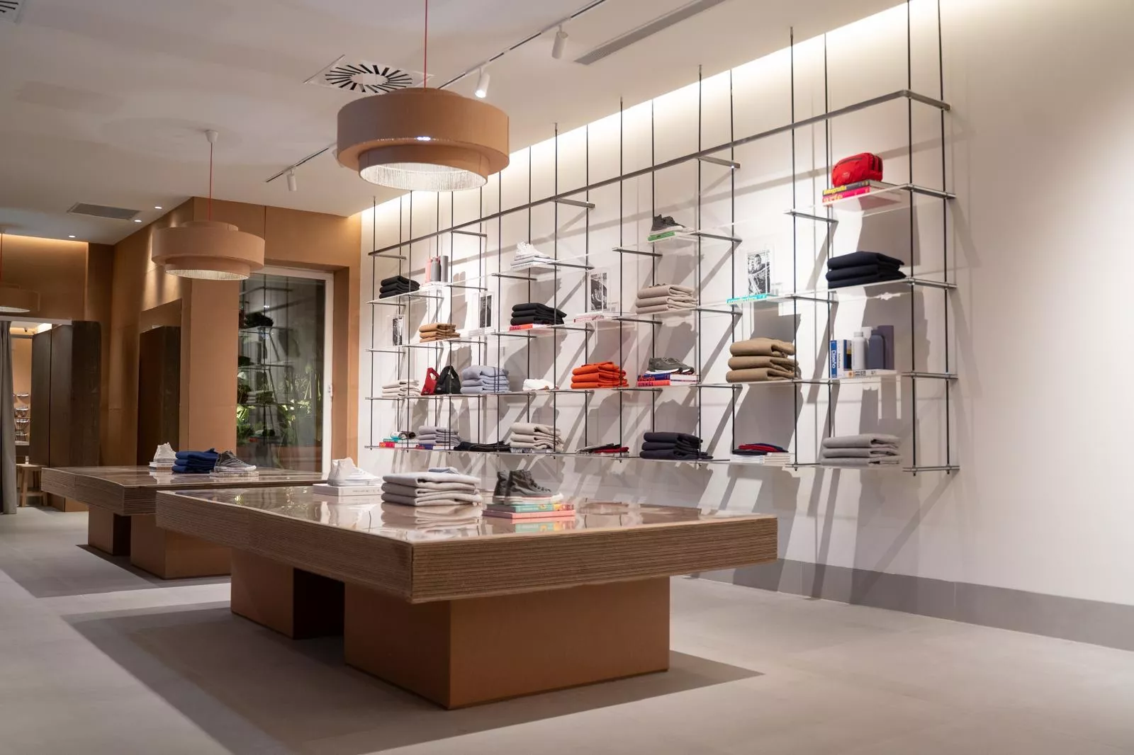 Interior de la tienda de Ecoalf hecha 100% de papel y cartón