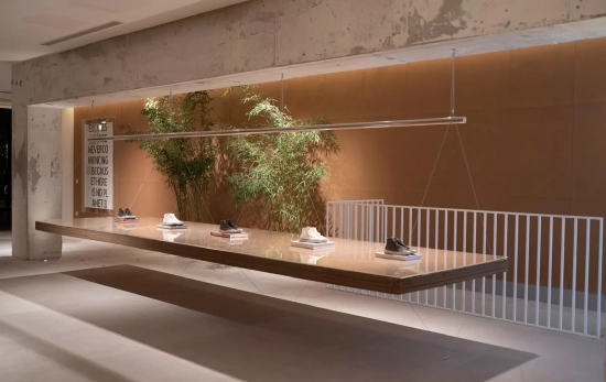 Interior de la tienda de Ecoalf hecha 100% de papel y cartón Interior de la tienda de Ecoalf hecha 100% de papel y cartón