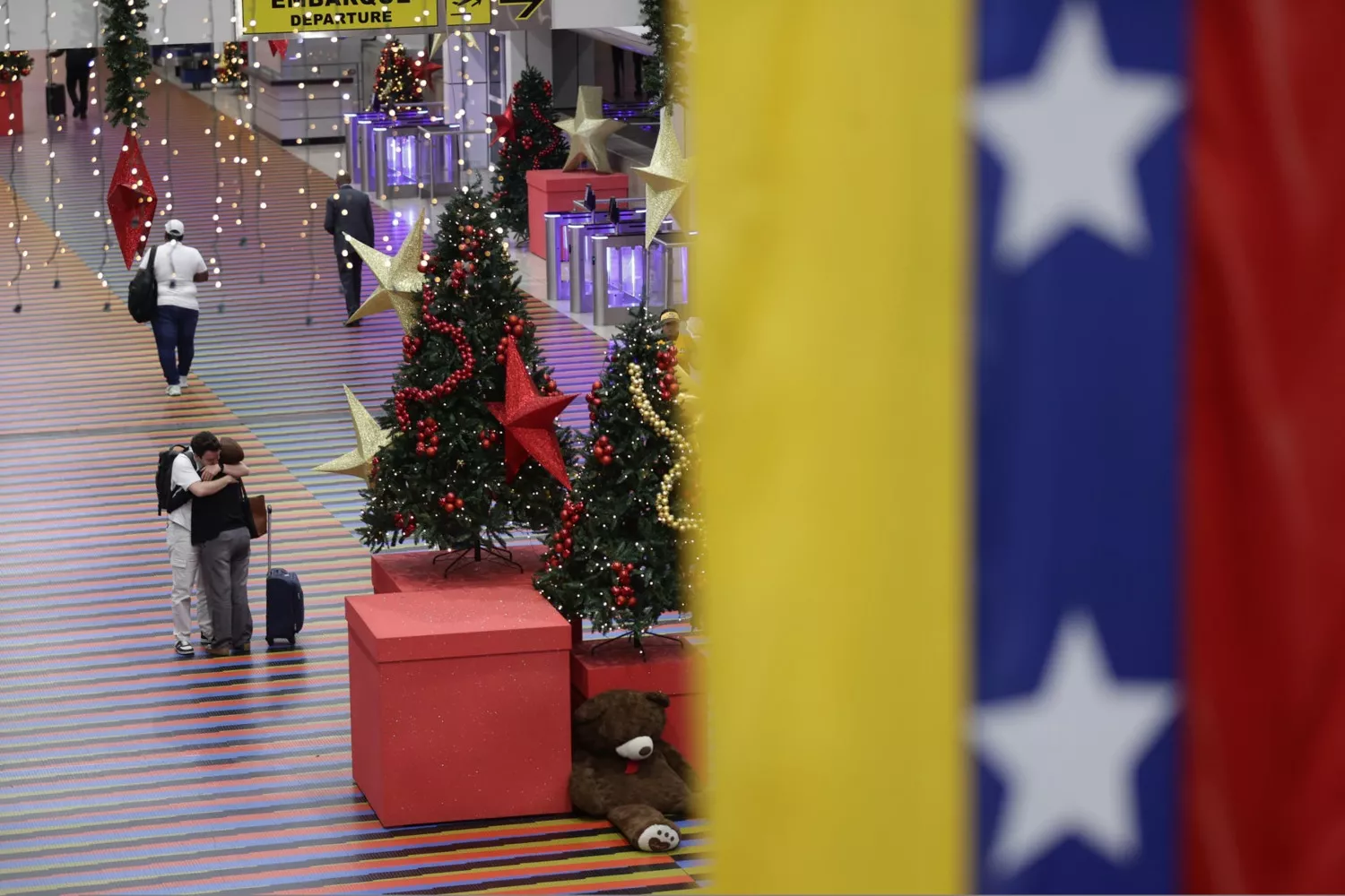 Dos personas se abrazan en el aeropuerto de Venezuela / Ronald Pena R - EFE