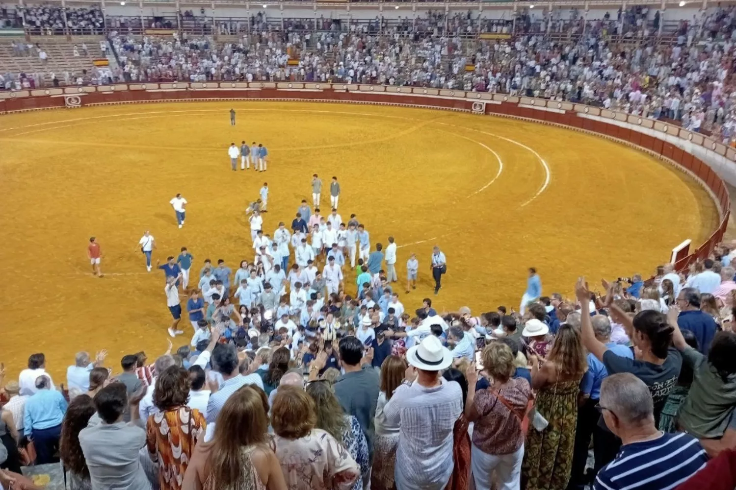 Jóvenes en una plaza de toros / AYUNTAMIENTO DEL PUERTO - EP