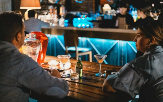 Dos personas toman algo / UNSPLASH