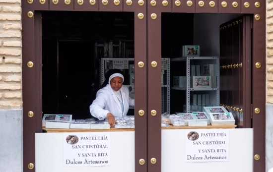 Una monja vendiendo dulces en el Convento San Cristobal y Santa Rita CEDIDA Una monja vendiendo dulces en el Convento San Cristobal y Santa Rita CEDIDA