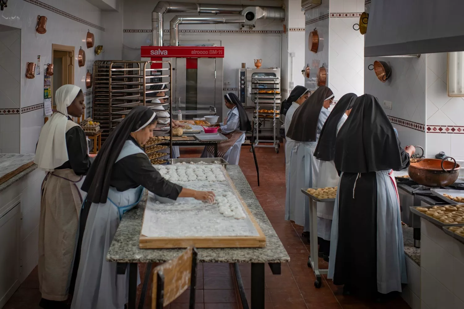 Monjas elaborando los mejores dulces según Guía Repsol / CEDIDA