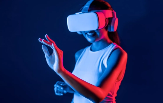 Una persona con unas gafas de realidad virtual Una persona con unas gafas de realidad virtual