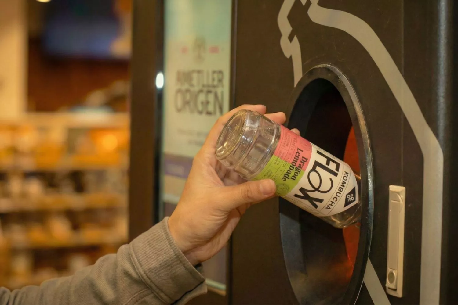 Máquina de la tienda de Ametller Origen en Barcelona que permitirá devolver los envases de algunos productos para ser reutilizados / EP