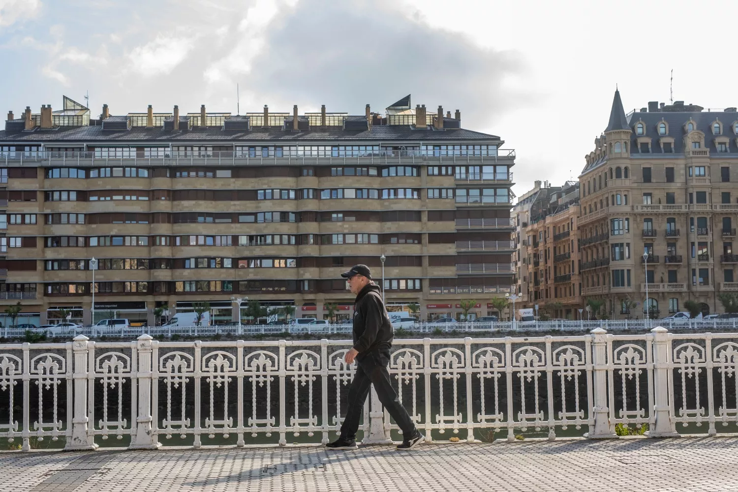 Un hombre pasea por Euskadi, donde han subido el contrato de alquiler Irekia EP Un hombre pasea por Euskadi, donde han subido el contrato de alquiler Irekia EP