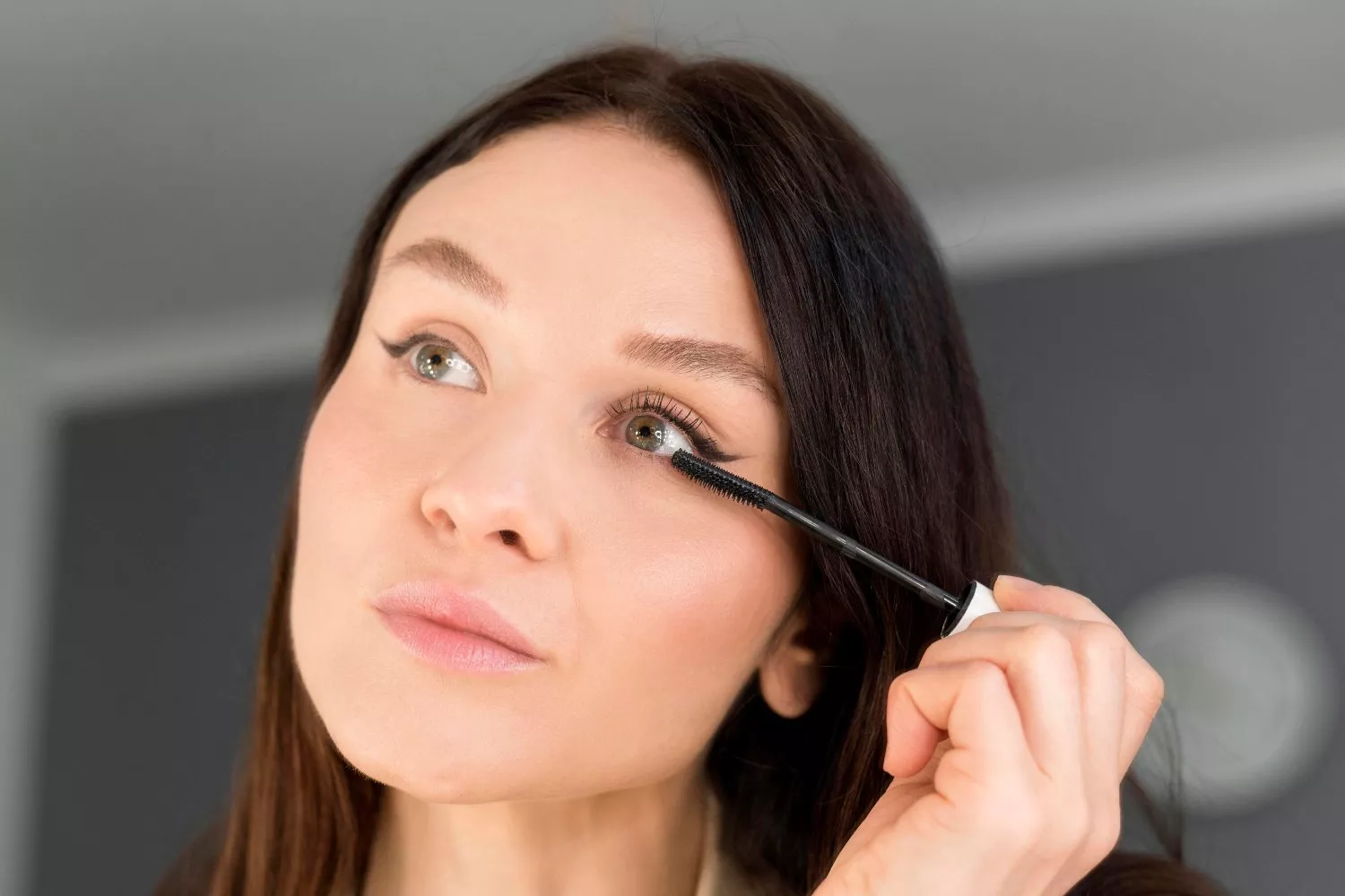 Una mujer utiliza un 'eyeliner' / FREEPIK