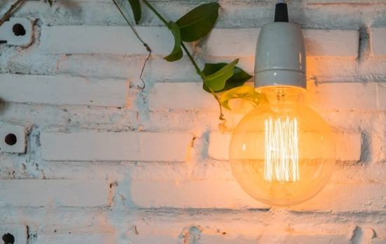 Una bombilla brilla intensamente / FREEPIK - topntp26 Una bombilla brilla intensamente / FREEPIK - topntp26