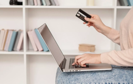 Una persona hace una compra online / FREEPIK Una persona hace una compra online / FREEPIK