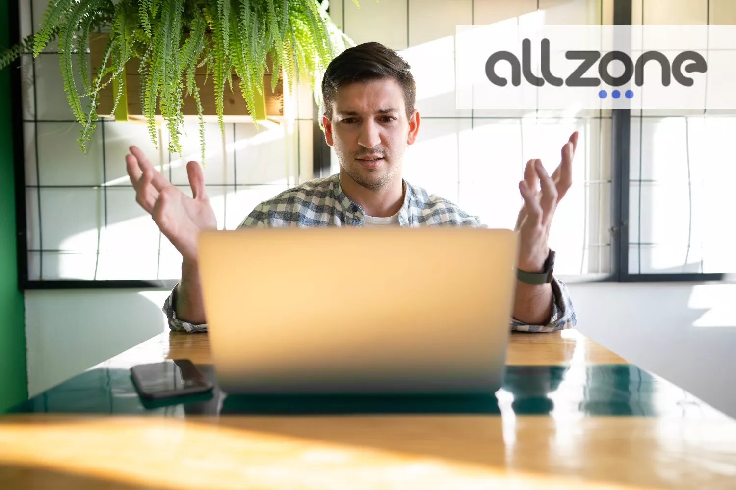 Un consumidor frustrado con Allzone / FOTOMONTAJE CG