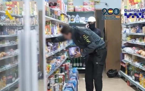 Una de las inspecciones a un establecimiento 24 horas Policía Nacional Una de las inspecciones a un establecimiento 24 horas Policía Nacional