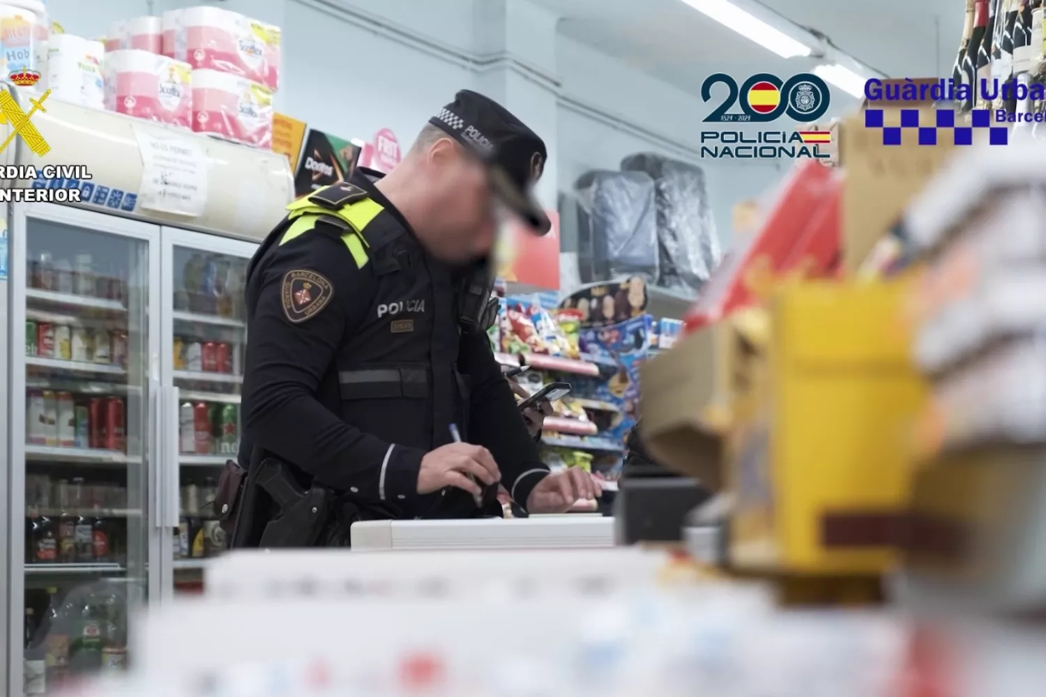 Una de las inspecciones a un establecimiento 24 horas / Ayuntamiento de Barcelona