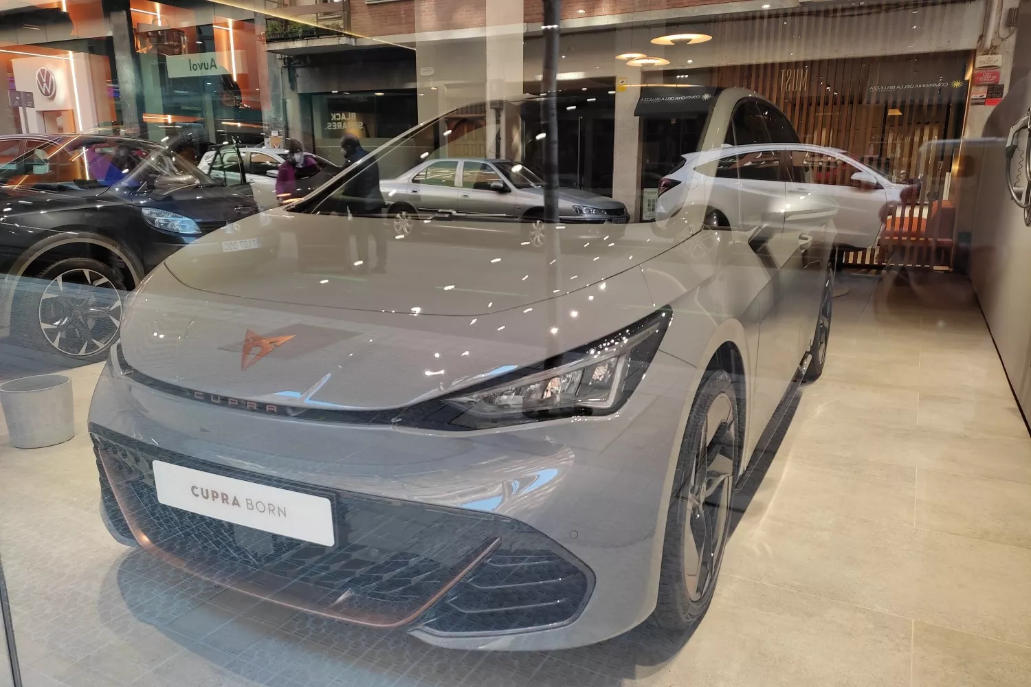 Coche expuesto en un concesionario / EP