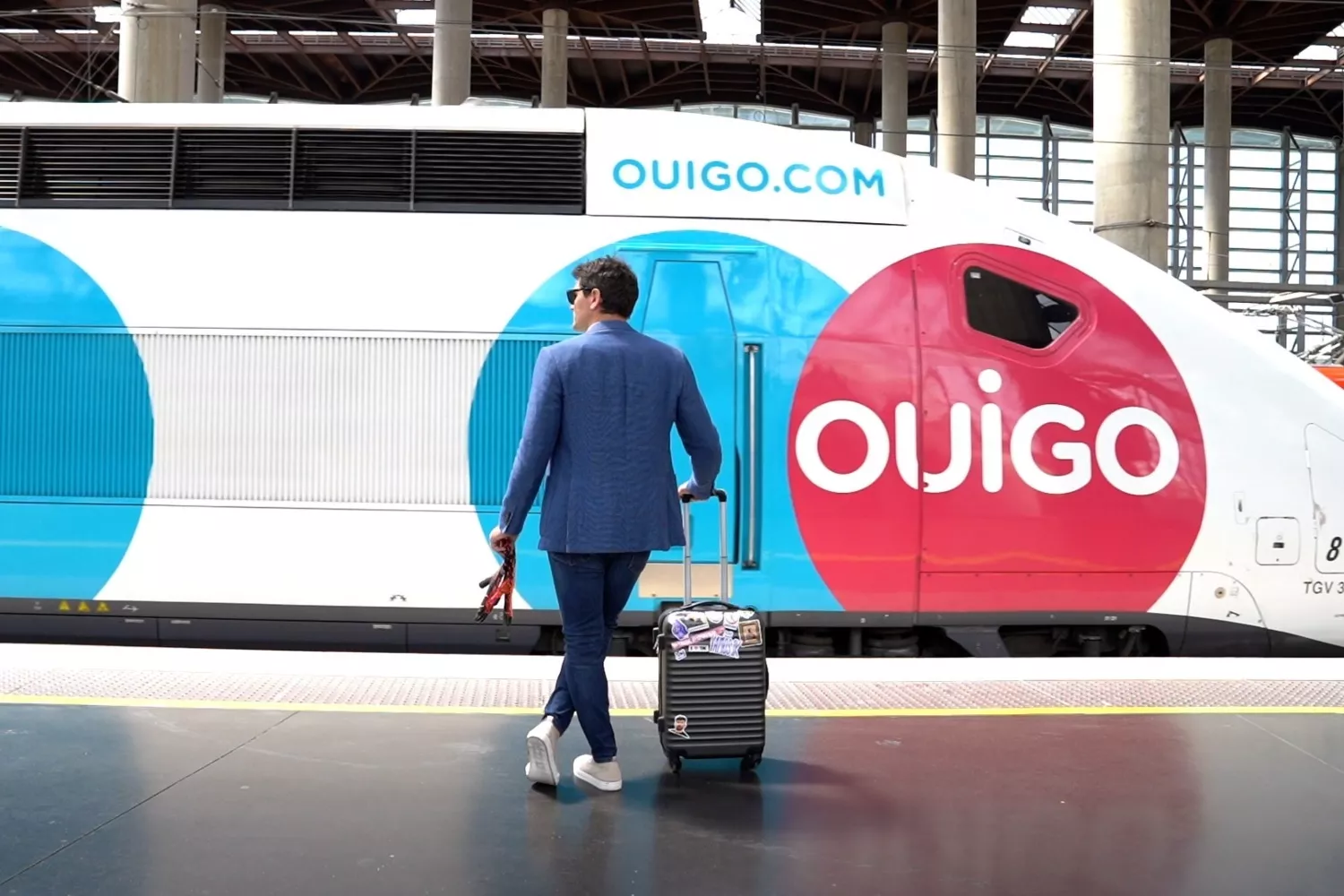 Un pasajero espera para subirse en un tren de Ouigo / EP