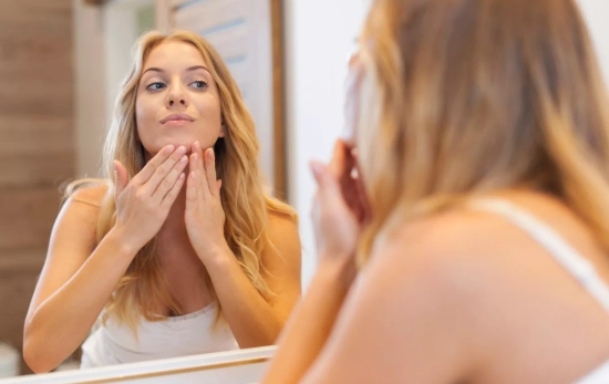 Una persona revisa el estado de su piel / FREEPIK - gpointstudio Una persona revisa el estado de su piel / FREEPIK - gpointstudio