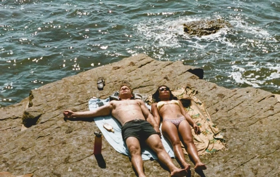 Dos personas toman el sol PEXELS Dos personas toman el sol PEXELS