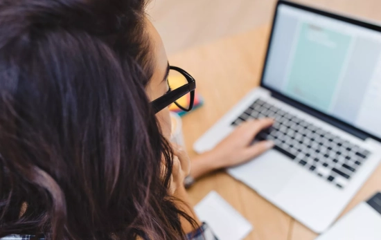 Una persona hace una compra / FREEPIK - lookstudio Una persona hace una compra / FREEPIK - lookstudio