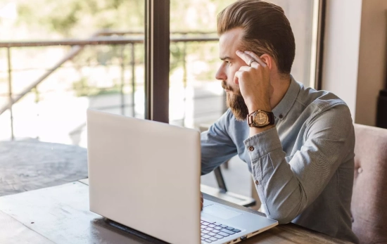 Una persona con su ordenador / FREEPIK Una persona con su ordenador / FREEPIK