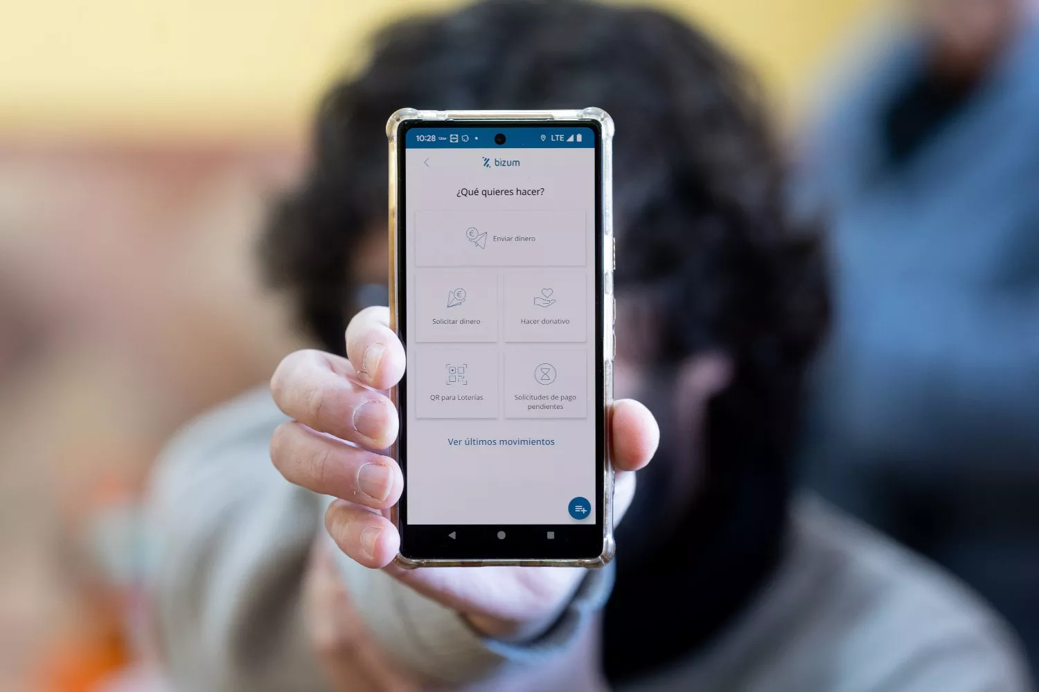 Una persona con la aplicación de Bizum en su móvil