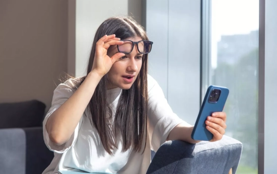 Una persona revisa su móvil / FREEPIK - pvproductions Una persona revisa su móvil / FREEPIK - pvproductions