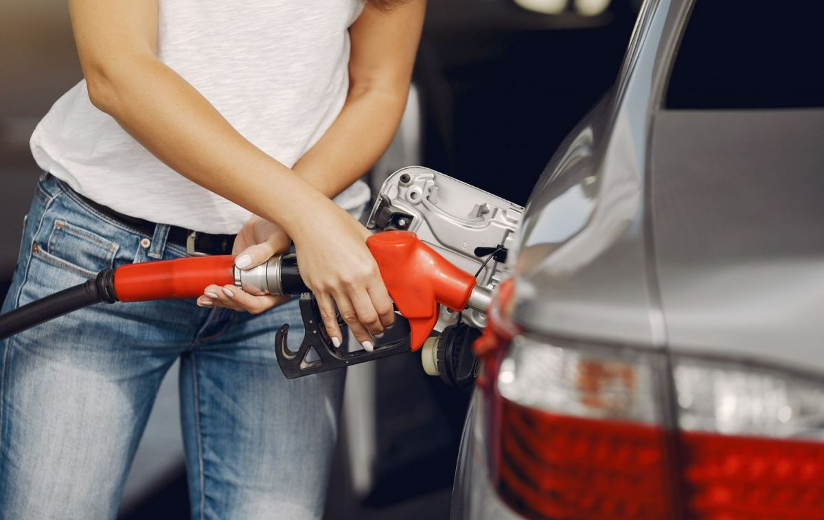 Una mujer ahorra al repostar en una de las gasolineras más baratas de España / FREEPIK