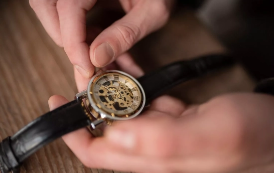 Una persona sostiene un reloj / FREEPIK Una persona sostiene un reloj / FREEPIK