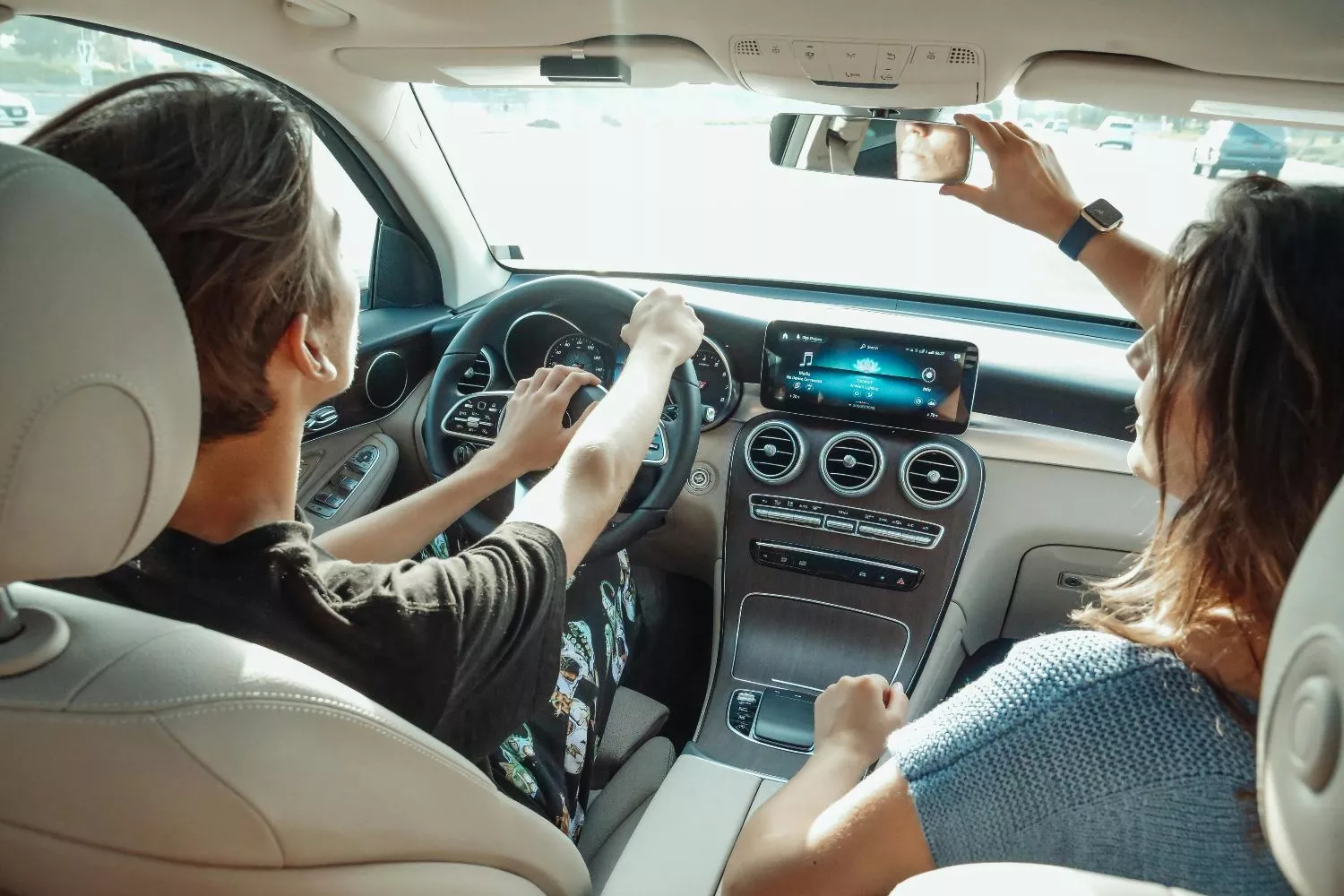 Dos conductores en un coche