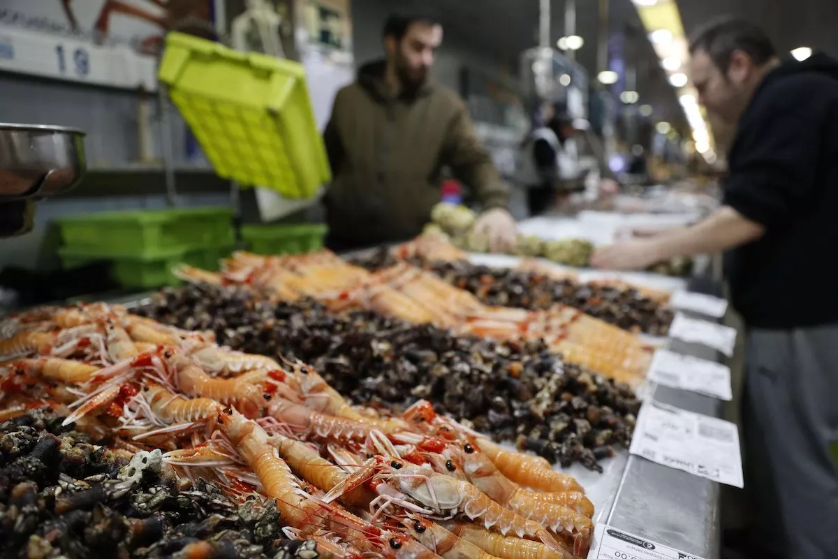 Imagen del puesto de una pescadería en el mercado con percebes / EFE