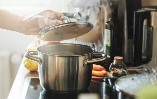 Una olla humeante / FREEPIK