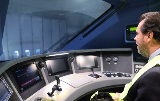 El ministro de Transportes, Óscar Puente, en su visita a la fábrica de trenes de Hitachi en Italia