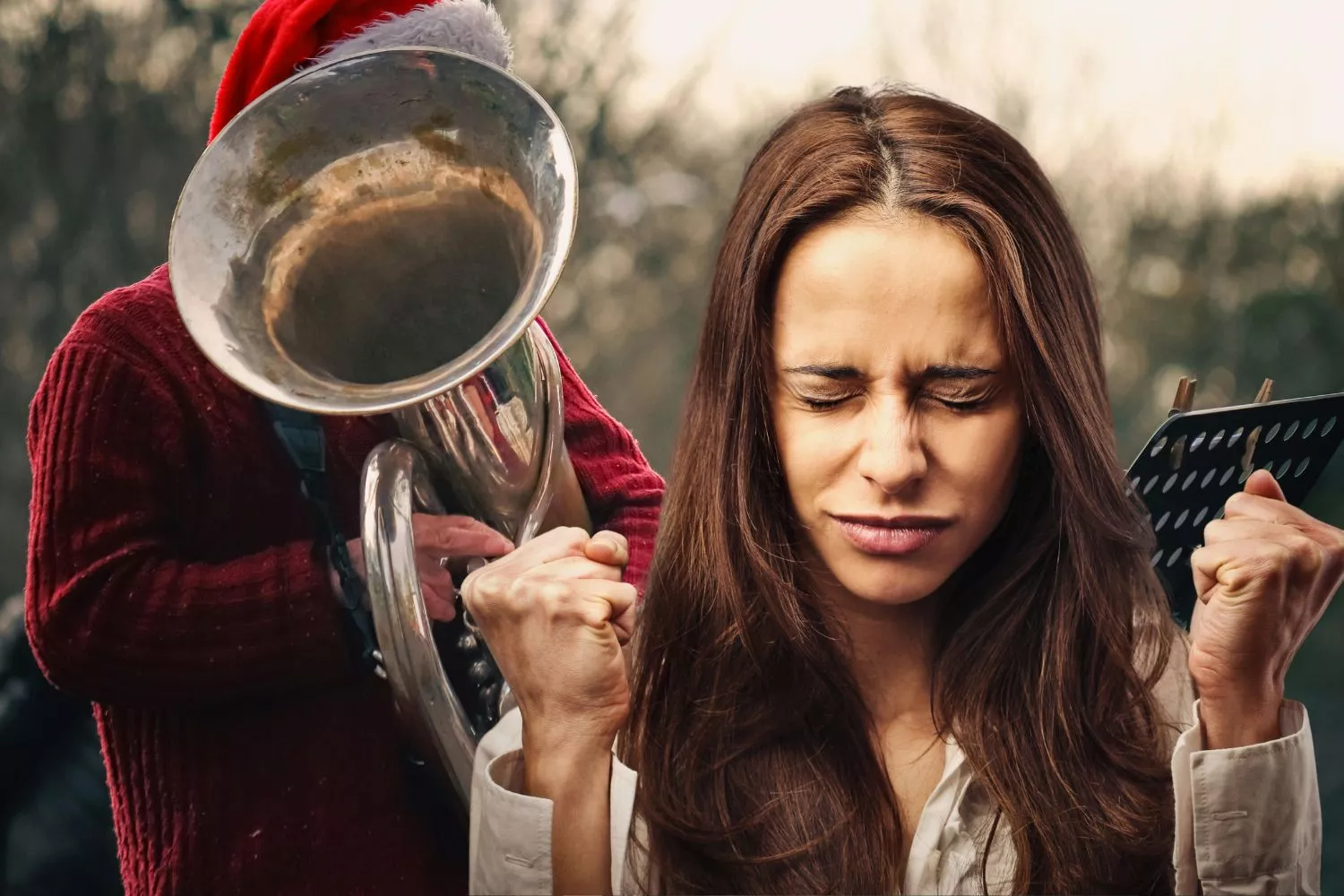 Una persona que odia los villancicos de Navidad / Montaje Consumidor Global