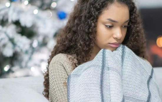Una persona que padece el Síndrome del Villancico en Navidad/ CANVA Una persona que padece el Síndrome del Villancico en Navidad/ CANVA