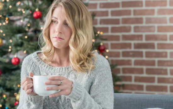 Una persona con disonancia emocional a causa de las exigencias de la navidad/ CANVA Una persona con disonancia emocional a causa de las exigencias de la navidad/ CANVA