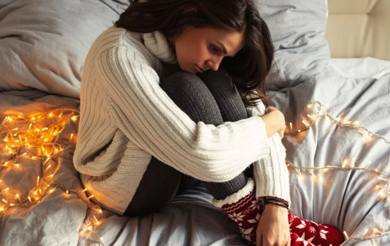 Una chica en pleno bajón emocional navideño/ CANVA Una chica en pleno bajón emocional navideño/ CANVA