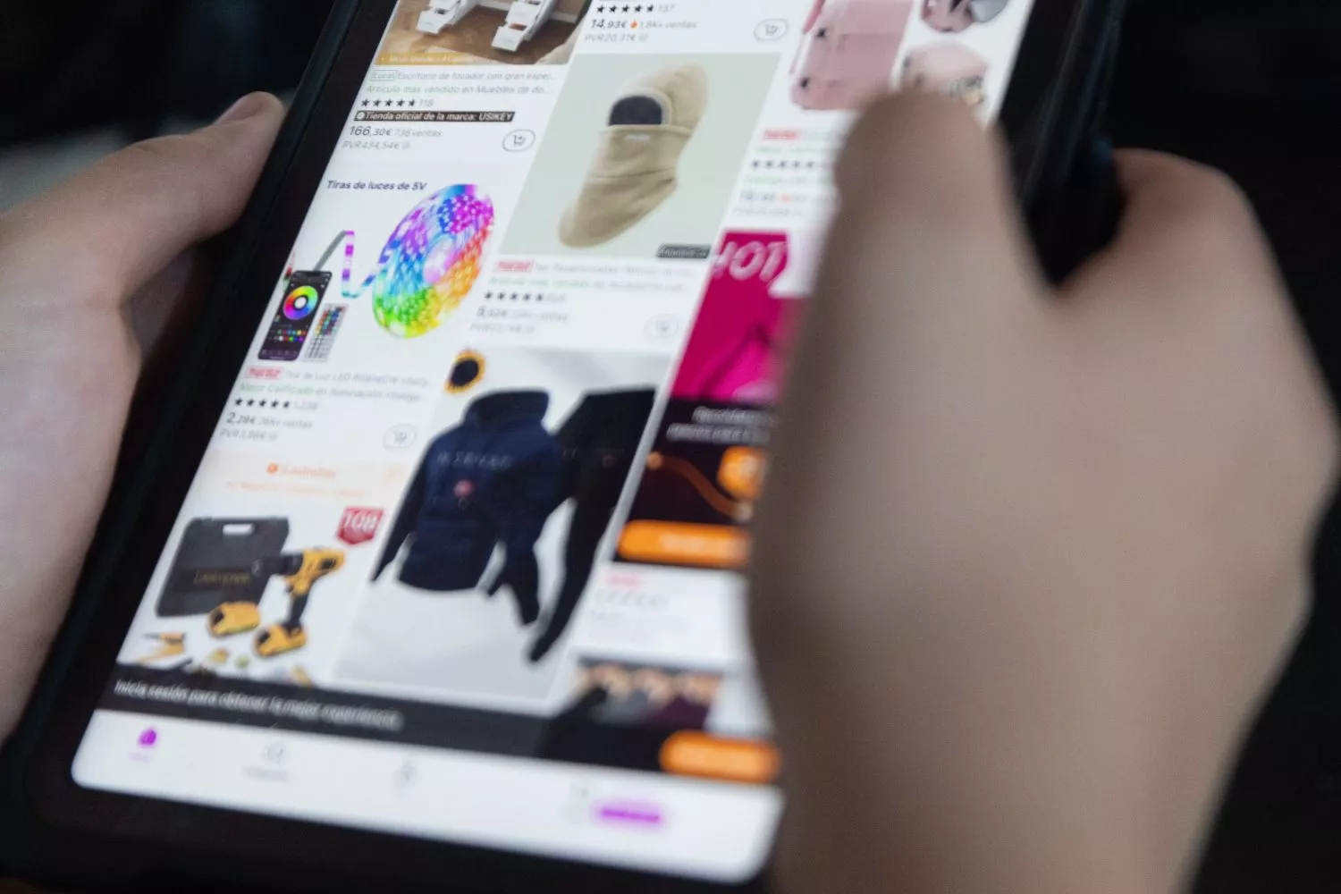 Una persona realiza una compra con remordimientos esta Navidad / Eduardo Parra - EP