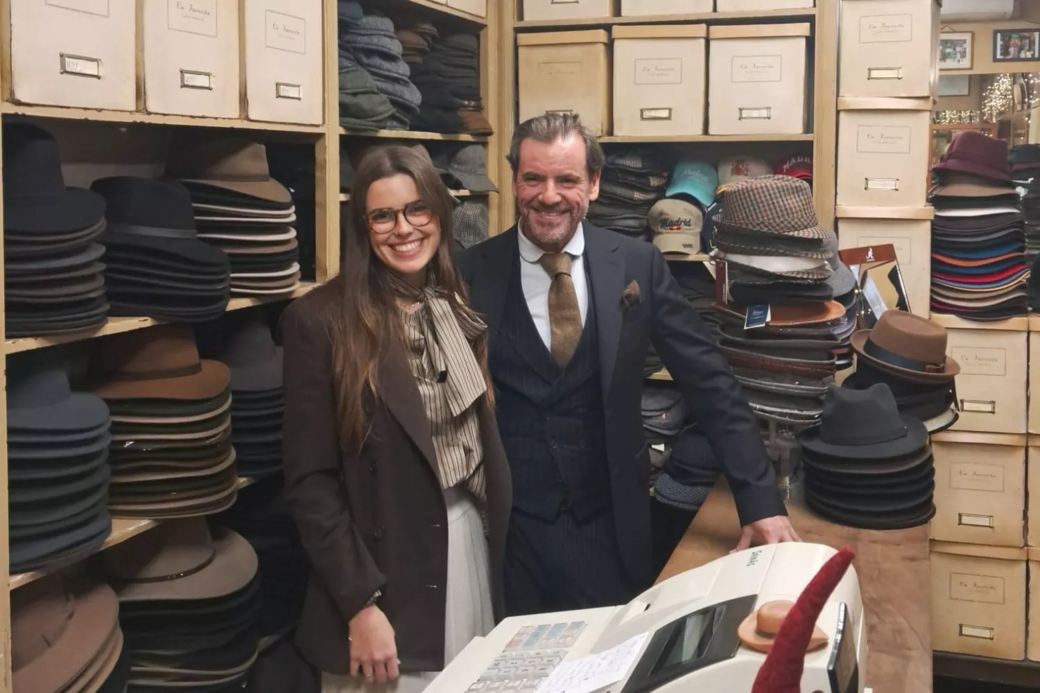 Carlos Escobar, dueño de la sombrerería La Favorita de la Plaza Mayor de Madrid, junto a su hija, que recoge su testigo / CONSUMIDOR GLOBAL