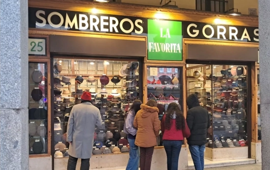 Clientes mirando el escaparate de la sombrerería La Favorita / CONSUMIDOR GLOBAL