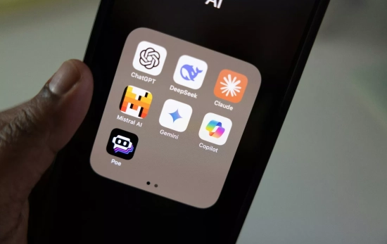 Un teléfono con distintas apps de IA / UNSPLASH