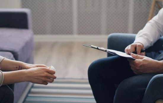 Una persona con un psicólogo / PEXELS