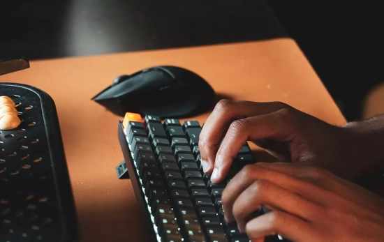 Una persona utiliza su teclado / UNSPLASH