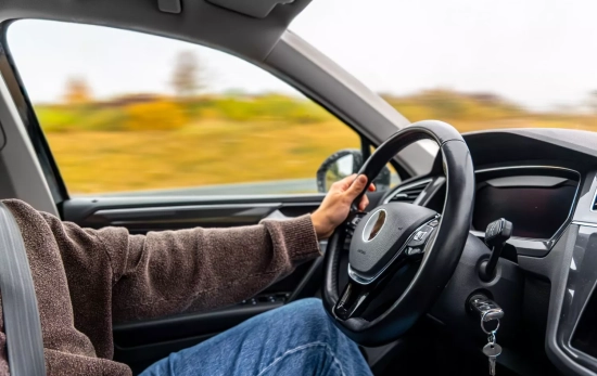 Una persona conduce un coche / FREEPIK - pvproductions