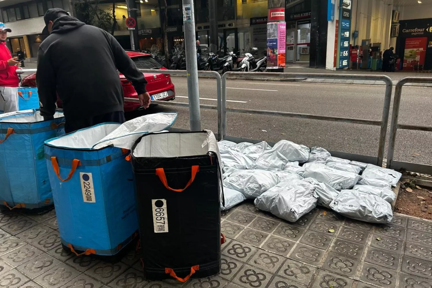 Los paquetes de Temu tirados en el suelo mojado / ANA CARRASCO