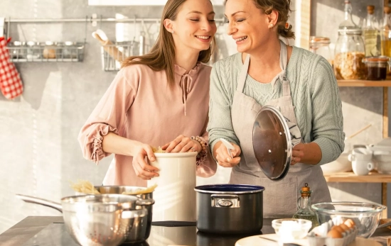 Madre e hija en un curso de cocina creativa/ CANVA