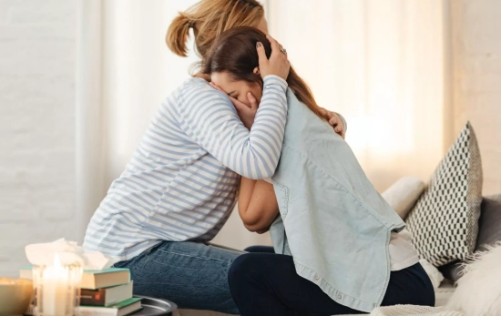 Madre e hija en una profunda conversación emocional/ CANVA