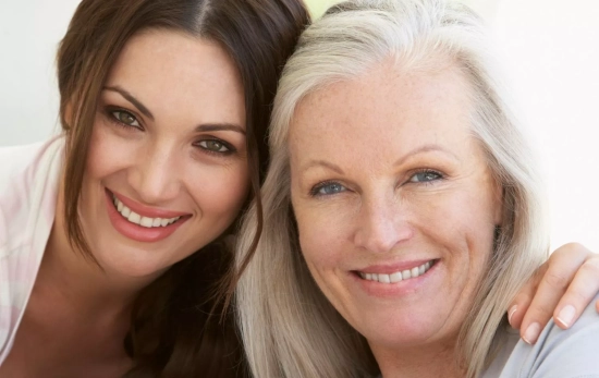 Madre e hija, gozando de una buena relación/ CANVA