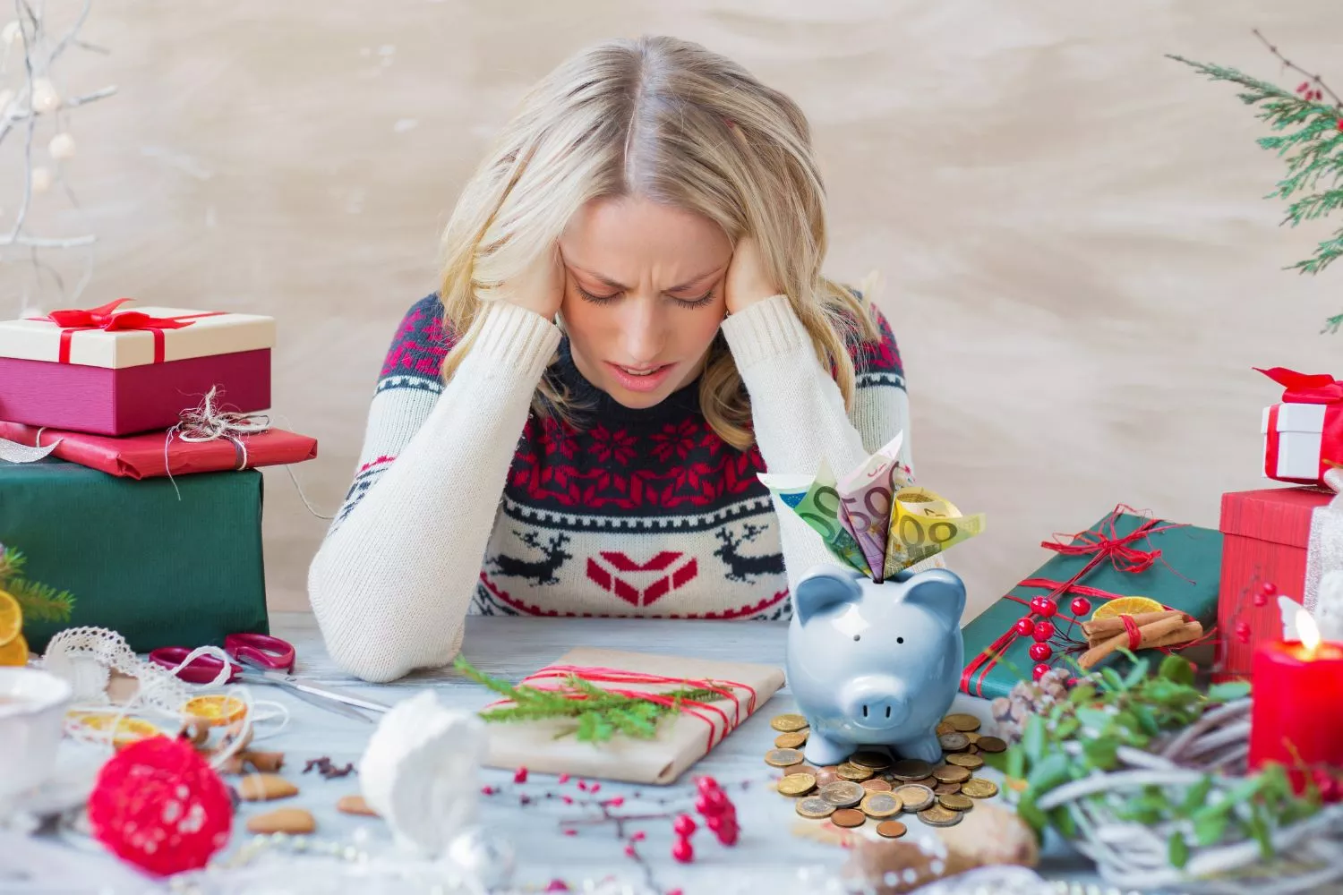 Una persona que enfrenta la Navidad sin economía para regalar afecta a tu salud mental/ Montaje Consumidor Global