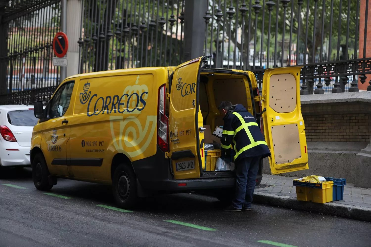 Un trabajador de Correos   EUROPA PRESS   MARTA FERNANDEZ