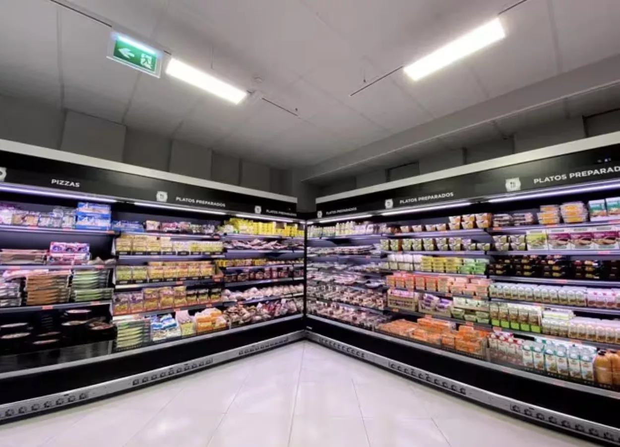 Una nevera de un supermercado con platos preparados / EUROPA PRESS