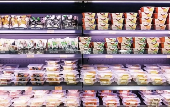 Platos preparados en la nevera de un supermercado